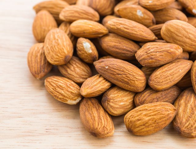 gambar kacang almond kartun