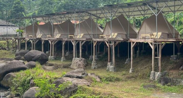 Tempat Camping Pinggir Sungai di Saung Baheula Sentul Bogor