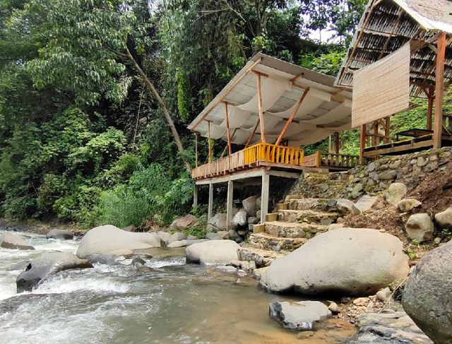 Tempat Makan Pinggir Sungai di Kaliwatu Café & Resto Sentul Bogor
