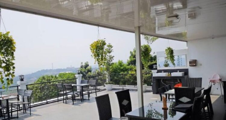 Kafe D'Manxiro Sentul dengan Spot Jembatan dan View Gunung