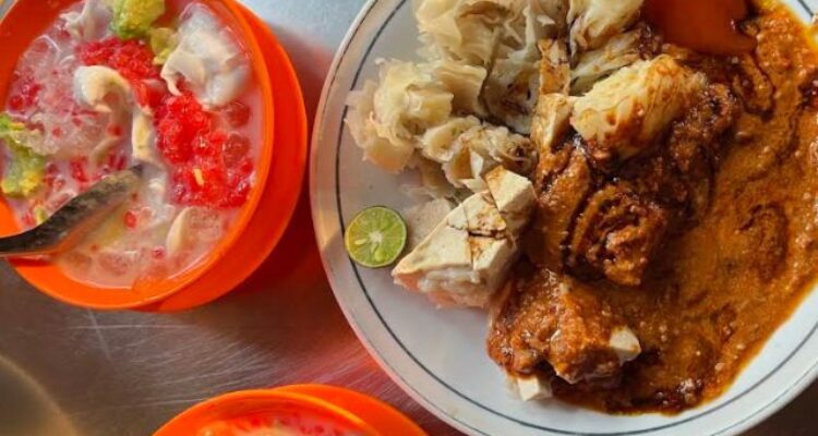 Kuliner Samping Bogor Permai: Es Sekoteng, Siomay, dan Sate Padang