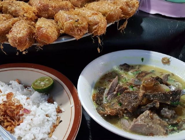 Makan Soto Kuning Pak Salam Suryakencana Bogor