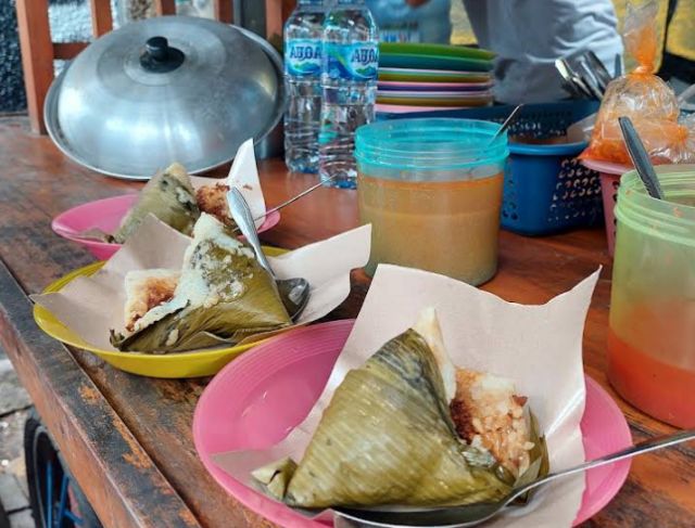 Street Food Bogor Viral : Bacang Panas Jando Pak Hadi