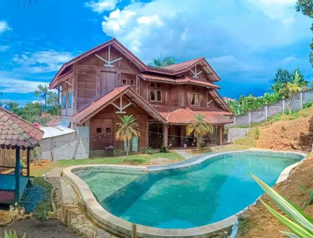 Villa Kayu Cahaya Puncak: Sewa Villa Murah View Pegunungan, Ada Private Pool, Bathtub, dan Balkon Instagramable