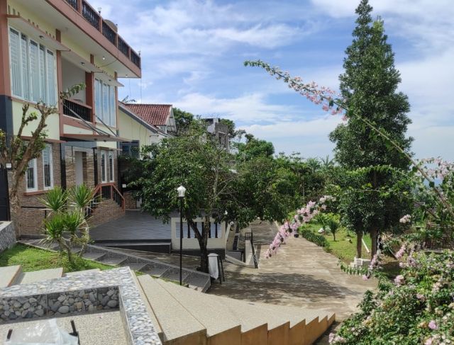 Villa Murah Kapasitas 100 Orang di Puncak Bogor, View Gunung dan Private Pool Besar!