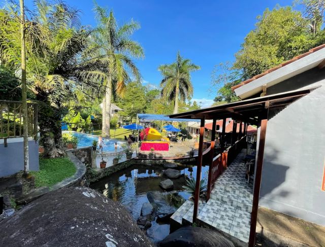 Villa dengan Sungai dan Air Terjun di Belakang Rumah? Cuma di Saung DA Megamendung Puncak Bogor!
