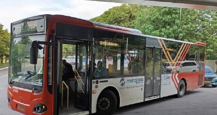Cara Keluar dari Bandara Soekarno-Hatta ke Jakarta Paling Murah 2025 Panduan Naik Skytrain & TransJakarta dari Terminal 3 ke Kalideres