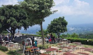 Taman Fathan Hambalang Bogor Kafe Alam Instagramable dengan Pemandangan Gunung Pangrango & Tiket Masuk Murah Taman Fathan Hambalang Bogor: Kafe Alam Instagramable dengan Pemandangan Gunung Pangrango & Tiket Masuk Murah!