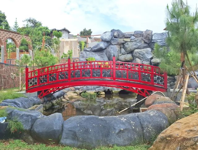 Wisata Bunga Waterpark & Batavia Café yang Lagi Viral Wisata Bunga Waterpark & Batavia Café yang Lagi Viral!