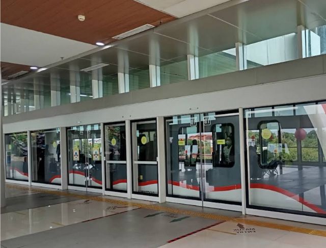 naik Skytrain Bandara Soetta