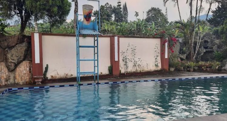 Review Villa 77 Romi Puncak Harga 1 Jutaan – Villa Keluarga 60 Orang Private Pool Ember Tumpah