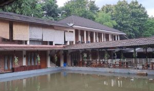 Menginap di Saung Dolken Resort Syariah Bogor Menginap di Saung Dolken Resort Syariah Bogor
