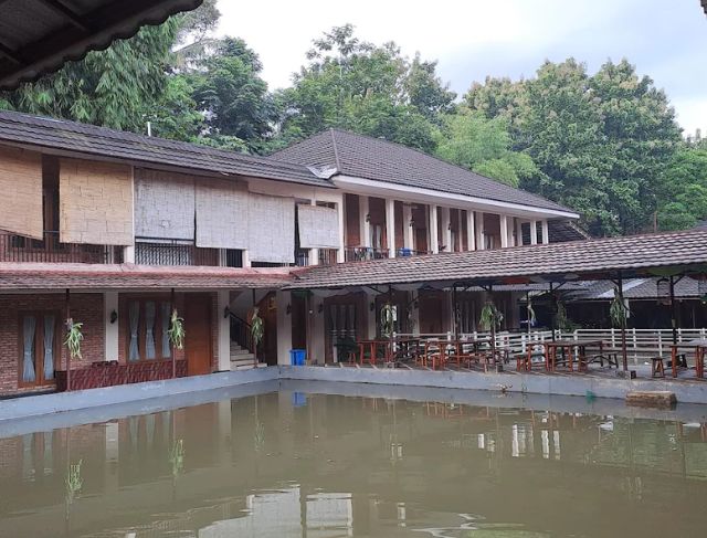 Menginap di Saung Dolken Resort Syariah Bogor