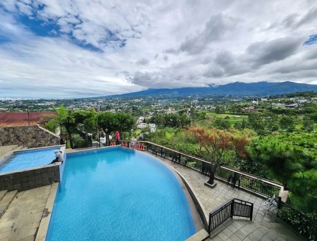 Little Sindbad Coffee Puncak Bogor: Restoran Infinity Pool dan Kafe View Pegunungan