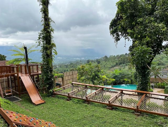 Vila Selayang Enau di Kaki Gunung Salak: Penginapan Bernuansa Alam dengan Dua Panorama Gunung