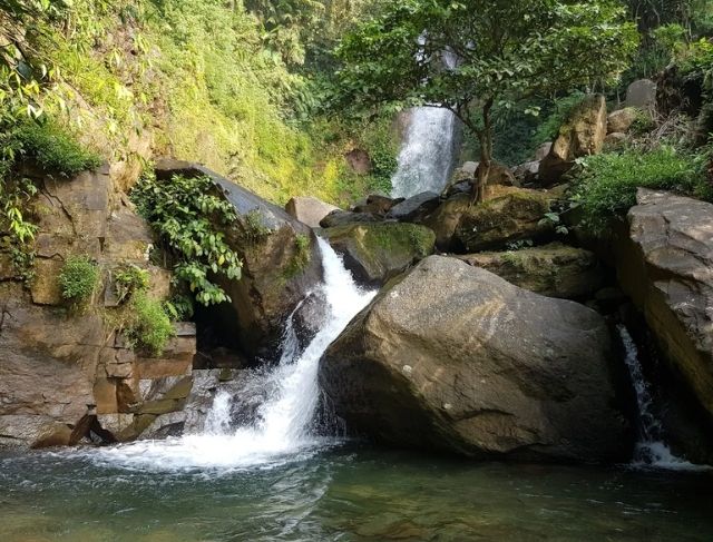 Wisata Curug Ciherang Bogor dengan Wahana Kastil dan Jembatan Gantung
