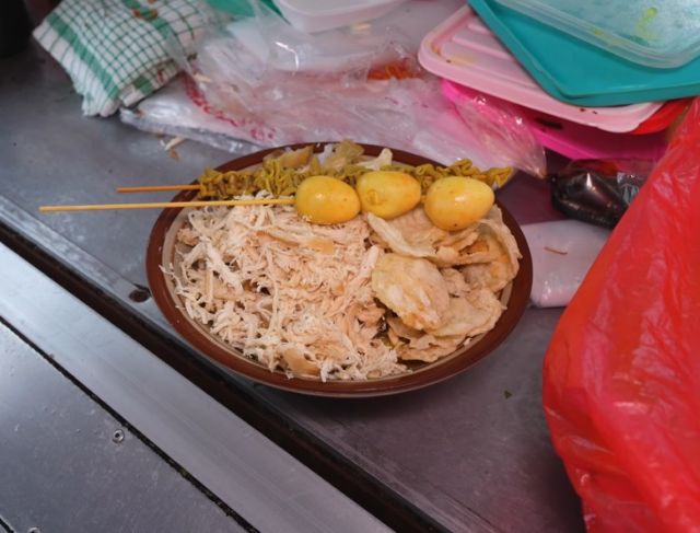 Bubur Ayam Gerobakan Enak di Depok Buka Cuma 2 Jam, Selalu Ludes!