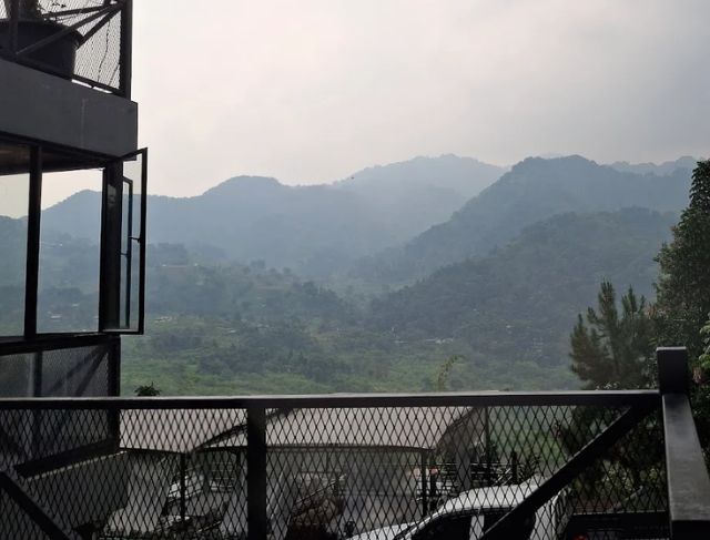 Review Highlander Cafe View 2026, Air Terjun dan Bukit Hijau di Sentul