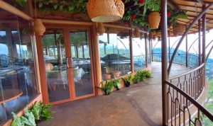 Review Liwet Asep Strawberry Puncak Bogor 2026: Resto Nasi Liwet View Gunung