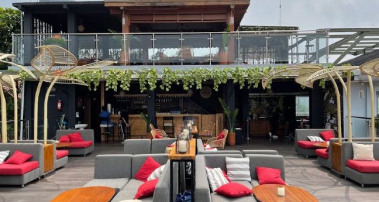 Tempat Nongkrong Instagramable dengan View Gunung Salak dan Pangrango di De Boekit Hambalang Bogor