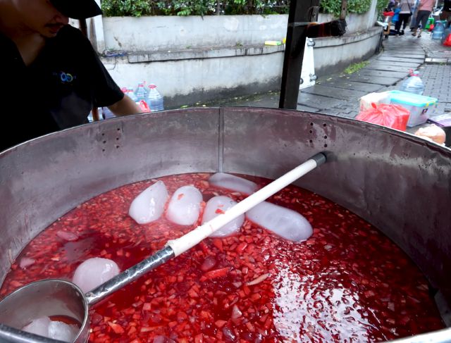 Beli Minuman Segar Es Semangka India Murah depan Kalibata City