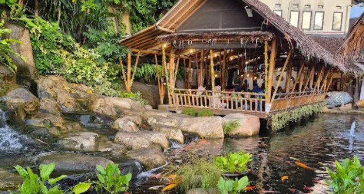 Resto Gurih 7, Tempat Makan Pedesaan dan Air Terjun di Pusat Bogor