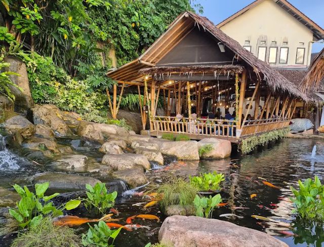 Resto Gurih 7, Tempat Makan Pedesaan dan Air Terjun di Pusat Bogor