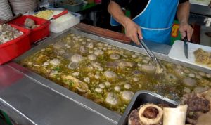 Review Bakso Kolam Suryakencana Bogor, Baso Dengkul Jumbo dan Soto Kuning Pak Aji Sejak 1971