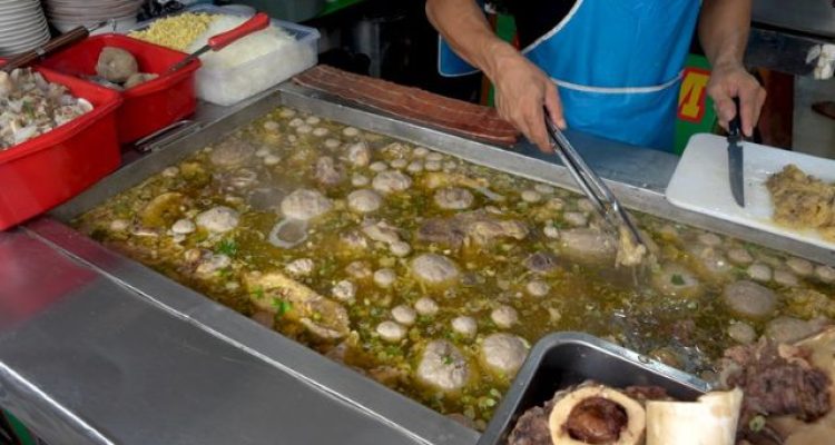 Review Bakso Kolam Suryakencana Bogor, Baso Dengkul Jumbo dan Soto Kuning Pak Aji Sejak 1971