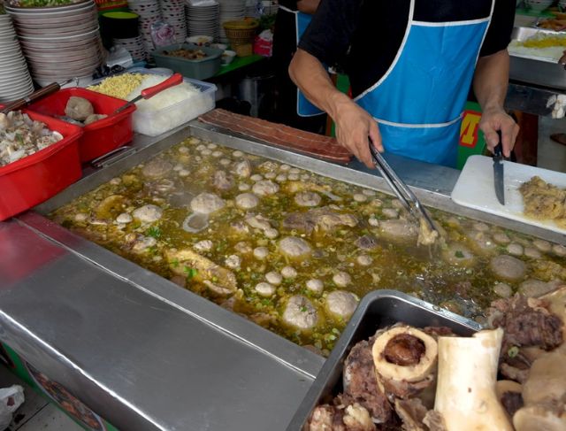 Review Bakso Kolam Suryakencana Bogor, Baso Dengkul Jumbo dan Soto Kuning Pak Aji Sejak 1971