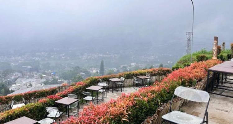 Review Tempat Ngopi View Gunung Salak dan Gede Pangrango, Qimatu Coffee Puncak Bogor