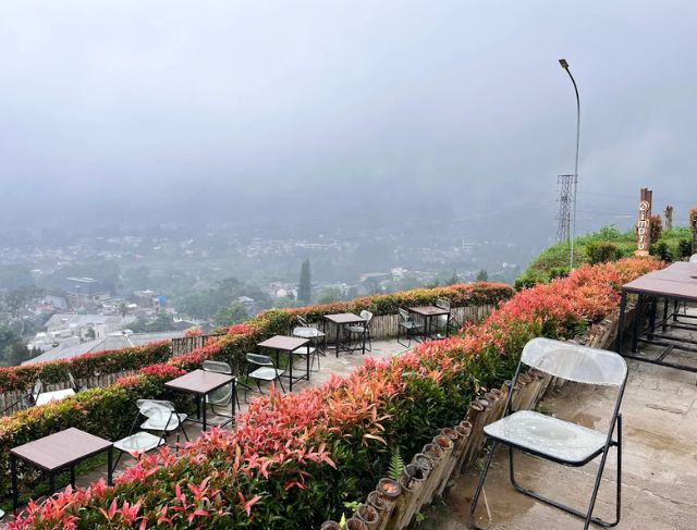 Review Tempat Ngopi View Gunung Salak dan Gede Pangrango, Qimatu Coffee Puncak Bogor