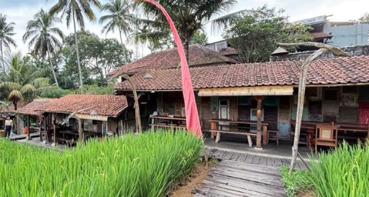 Tempat Nongkrong View Sawah di Bogor