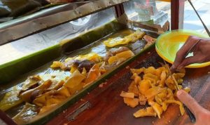 Makan Cungkring Mang Uceng Bogor Viral dengan Bumbu Kacang Kental dan Porsi Melimpah