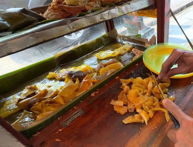 Makan Cungkring Mang Uceng Bogor Viral dengan Bumbu Kacang Kental dan Porsi Melimpah