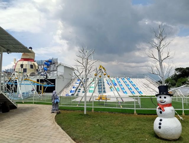 Review Snowville Sentul, Hotel dengan Wahana Salju Asli di Sentul yang Lagi Viral