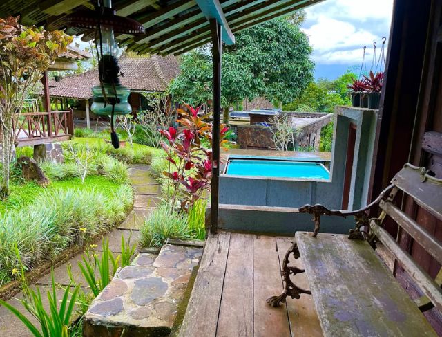 Rumah Jawa Antik, Rekomendasi Villa Murah di Bogor Nuansa Rumah Joglo Tradisional Cuman 800 ribuan