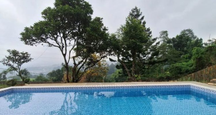 Villa Rayyanza, Villa Puncak Bogor View Pegunungan Dekat dan Halaman Luas untuk Rombongan 30 Orang