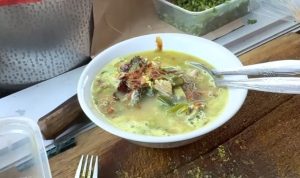 Makan Soto Kuning Babat Bapak UI Bogor Dekat Gang Aut, Kuah Santan Gurih dengan Kikil