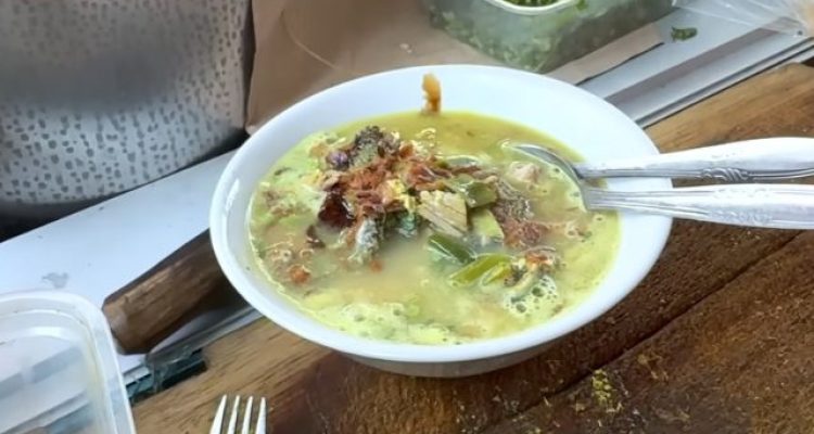 Makan Soto Kuning Babat Bapak UI Bogor Dekat Gang Aut, Kuah Santan Gurih dengan Kikil