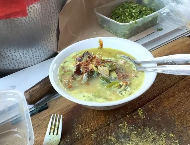 Makan Soto Kuning Babat Bapak UI Bogor Dekat Gang Aut, Kuah Santan Gurih dengan Kikil