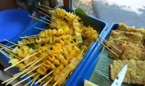 Review Kupat Cungkring Racing Bogor, Kuliner Kikil Kenyal dengan Bumbu Kacang Pedas