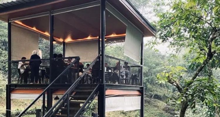 Sanubari Coffee Puncak Bogor, Hidden Gem Cafe Pinggir Sungai dengan Glamping Murah Estetik