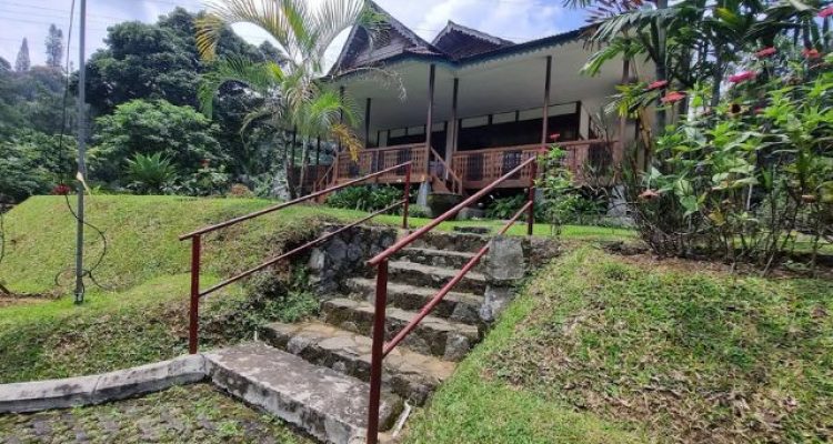 Villa Kana di Puncak Bogor dengan Halaman Luas dan View Pegunungan