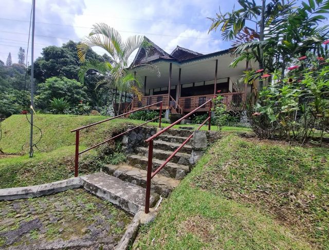 Villa Kana di Puncak Bogor dengan Halaman Luas dan View Pegunungan