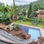 Villa Dekat Curug Cilember Puncak Bogor, Villa Nuansa Pedesaan dengan Kolam Renang Private dan View Pegunungan yang Menenangkan