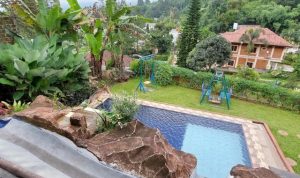 Villa Dekat Curug Cilember Puncak Bogor, Villa Nuansa Pedesaan dengan Kolam Renang Private dan View Pegunungan yang Menenangkan