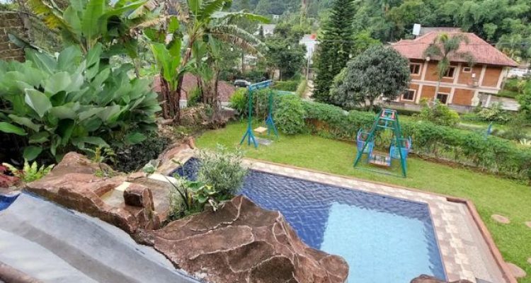 Villa Dekat Curug Cilember Puncak Bogor, Villa Nuansa Pedesaan dengan Kolam Renang Private dan View Pegunungan yang Menenangkan