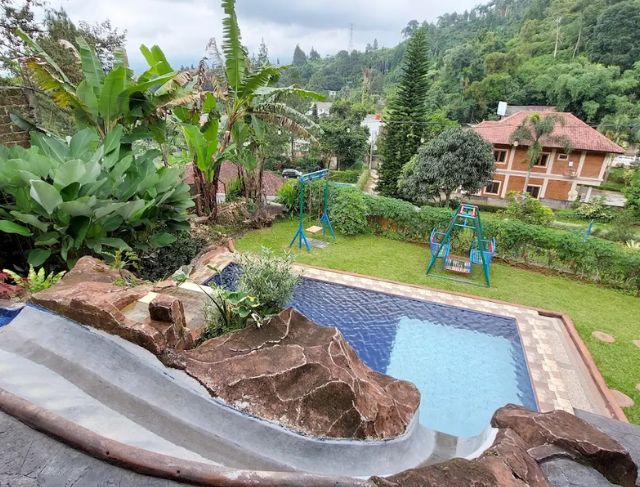 Villa Dekat Curug Cilember Puncak Bogor, Villa Nuansa Pedesaan dengan Kolam Renang Private dan View Pegunungan yang Menenangkan