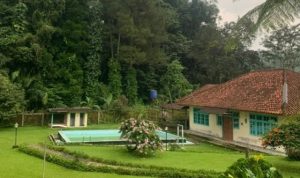 Villa Ivan Megamendung Kapasitas 100 Orang di Puncak Bogor, Kolam Renang dan Taman Luas untuk Gathering Besar
